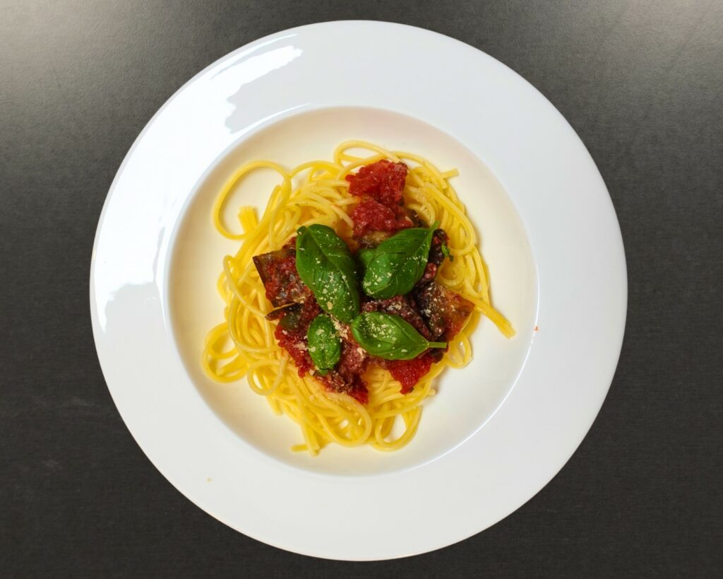 Spaghetti, mit Aubergine, Tomaten-Sauce, vegan, gesund