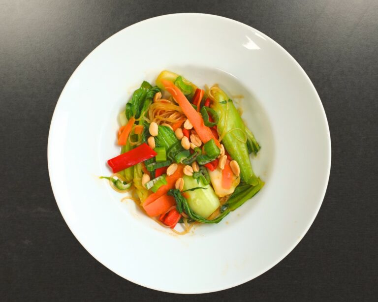 Asiatischer,Pak Choi Salat, mit Glasnudeln, Nudel-Salat, exotisch,vegan