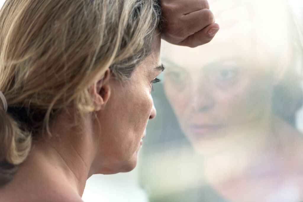 Frau, Depression,Fenster,Spiegelbild