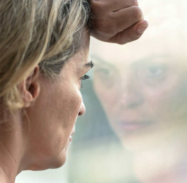 Frau, Depression,Fenster,Spiegelbild