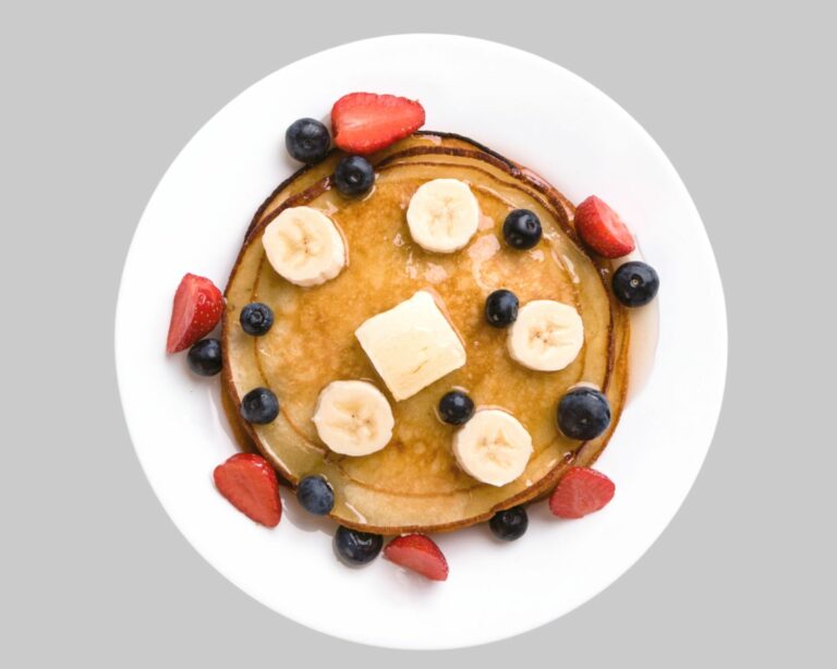 veganer Pancake mit mandelmilch und banane