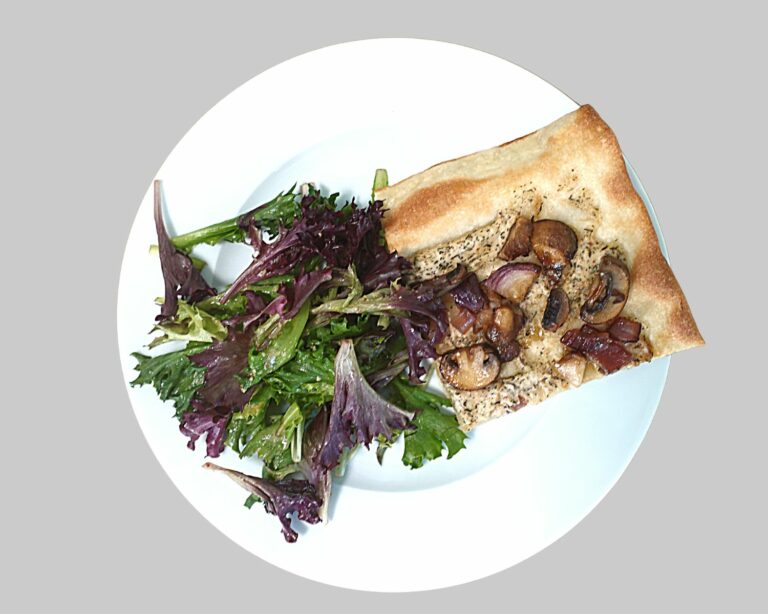 Flammkuchen,ohne Käse,Pilze,Gemüse,Salat
