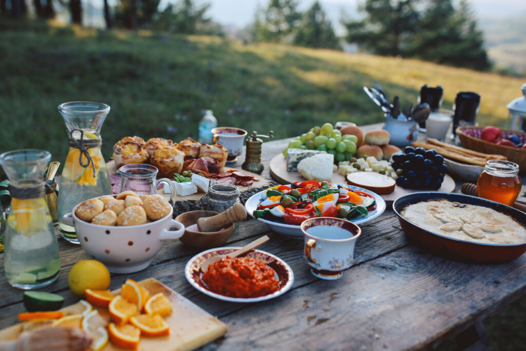 Lebens-Retter-Ernährung,Tisch,gedeckt,viel Gemüse,draussen,Natur