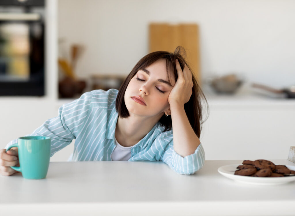 Müde,abgeschlagen,energielos,kaputt,Frau,Tisch,einschlafen
