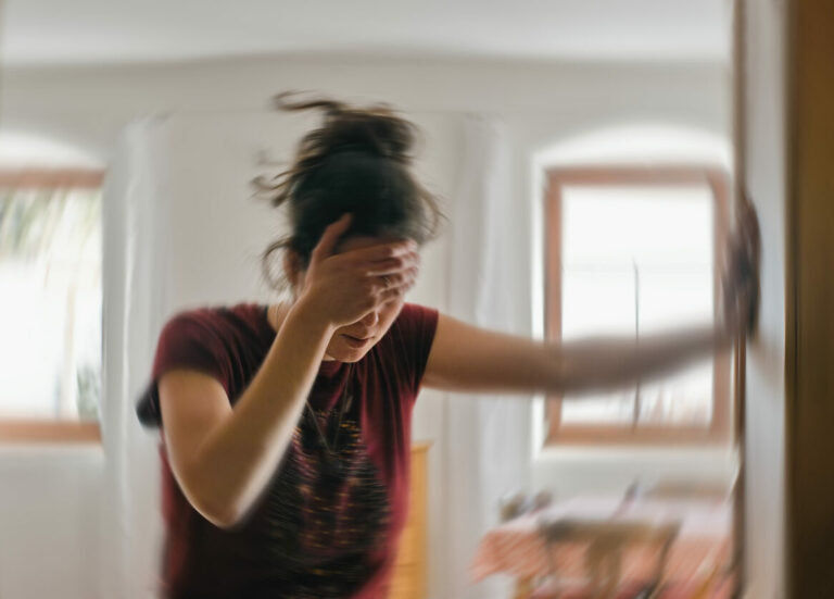Kopfschmerzen,Schwindel,Blutzucker,Diabetes,Was tun,Hilfe,Frau, Hand vor dem Gesicht