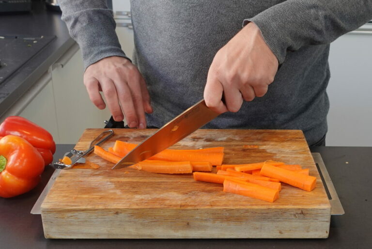 Paprika,Karotten,schneiden,Schneidebrett,Holz