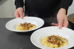 anrichten, pilz-Rahm-Sauce, vegan, mit Nudeln