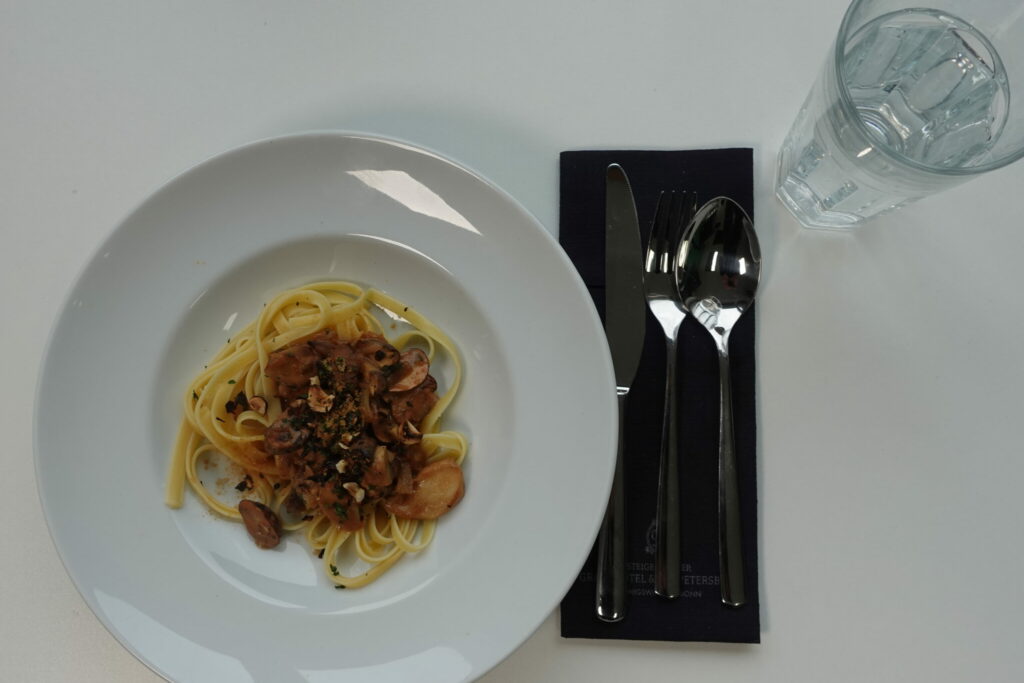 Nudeln,Tisch,Teller,Pasta,mit Pilzen,Rahm-Sauce