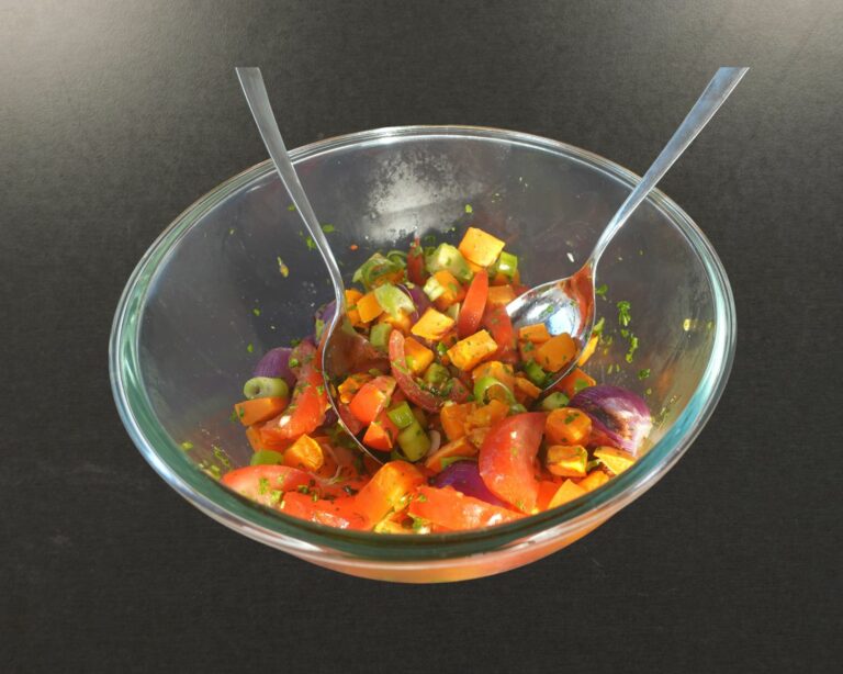 Süßkartoffel-Salat, mit Tomaten, vegan, mit Avocado