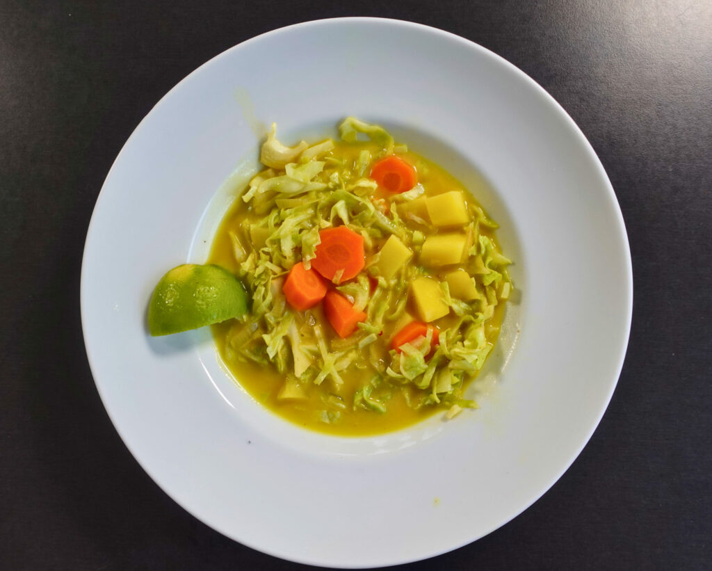 Thai-Style, Curry-Spitzkohl-Suppe, mit ,Kartoffeln , Kokosmilch,Möhren , gesund,lecker,einfach