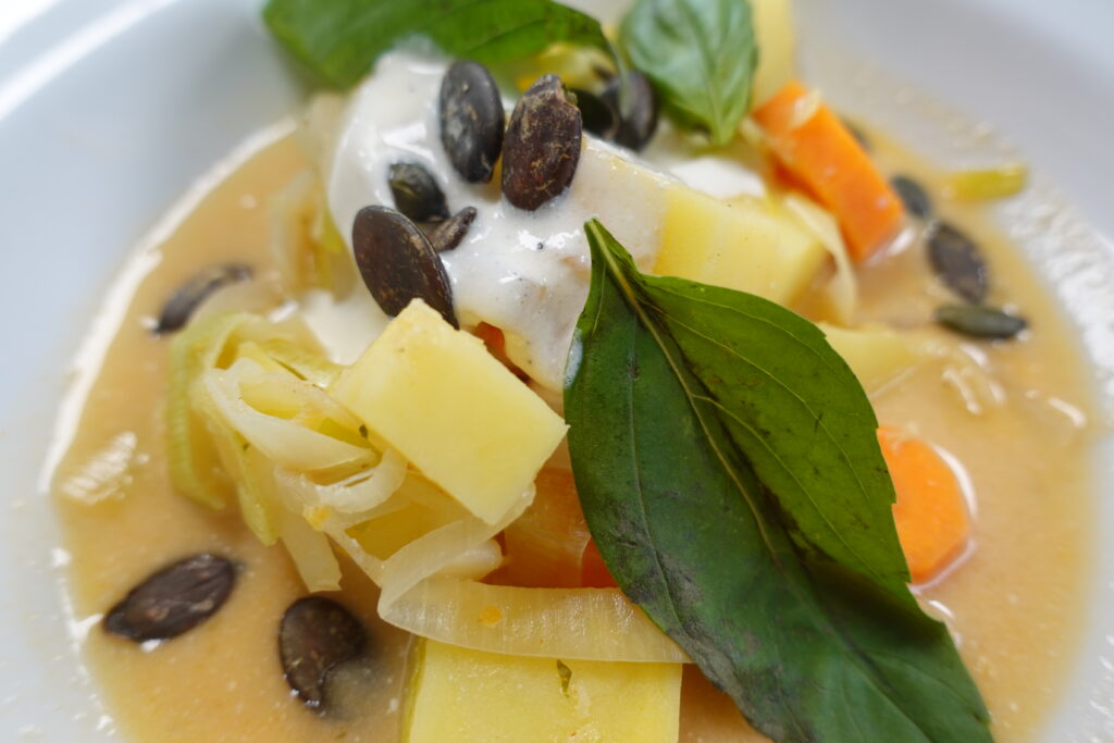 Gemüsesuppe,mit Joghurt, Kartoffeln, Möhren, gesund, lecker