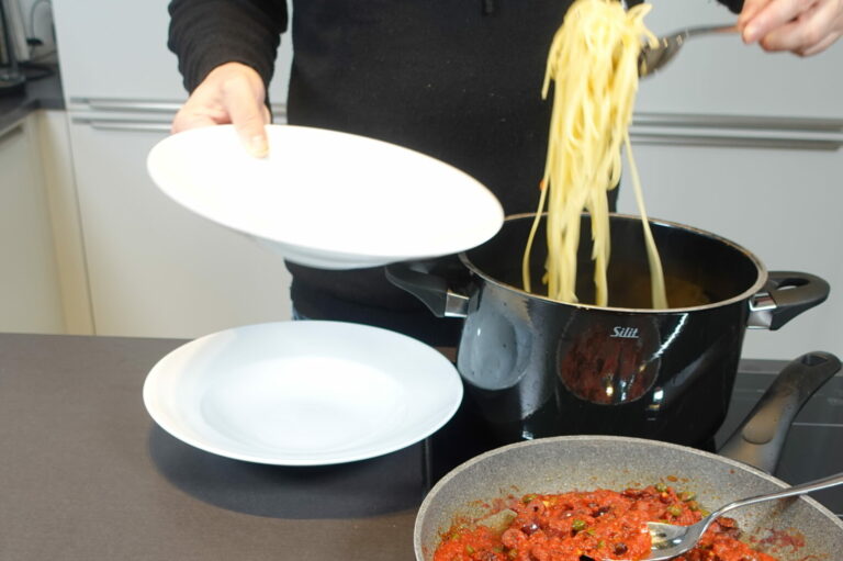 Spaghetti, Kapern,Oliven, Tomatensauce