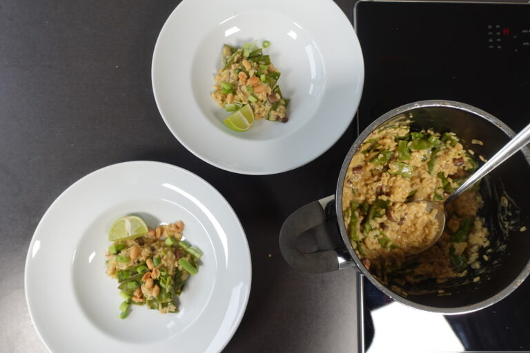 thai curry risotto, anrichten, Teller, Topf, gesund, lecker, exotisch, Pilze, Kaiserschoten