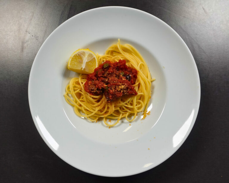 tomatensauce, mit kapern ,oliven, nudeln, Spaghetti
