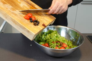Salat,michen,für, Kartoffelecken, vegan, einfach, gesund,rucola,oliven,kirschtomaten, getrocknete Tomaten