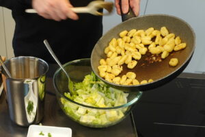 gnocchi, salat, rezept, römersalat, zusammen stellen, mischen