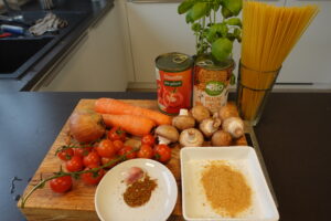 Zutaten,Gemüse-Bolognese, mit Gemüse, vegetarisch, Zwiebeln, Karotten, Champignons, Kirschtomaten,Dosen,Tomaten,Linsen, gesund, einfach, Hefeflocken,Balsamico-Essig