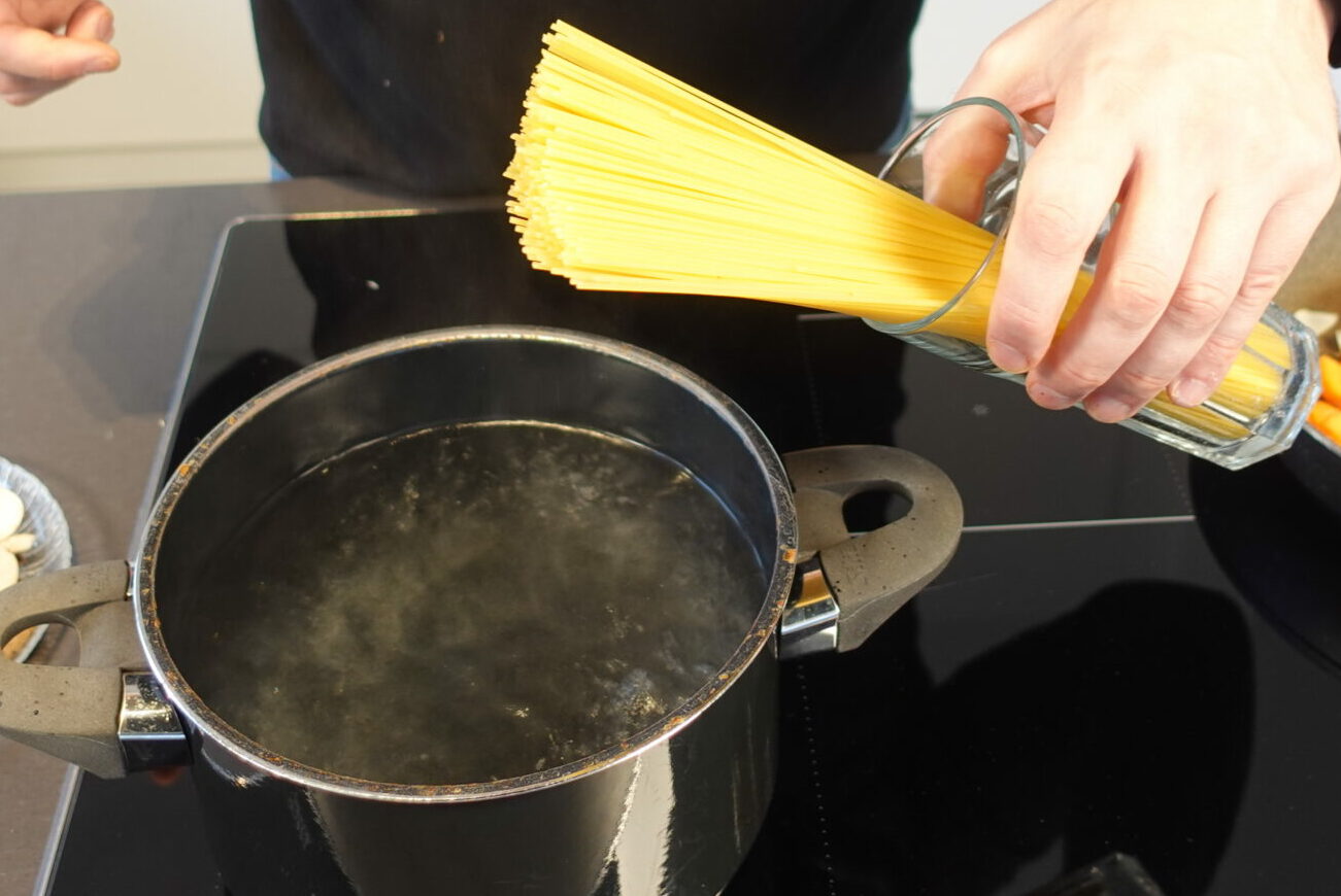 schnelle, Rezept, vegan, gesund, Spaghetti, kochen, grosser Top,schwarz
