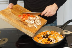 Gemüse,Pfanne,anschwitzen,Schneidebrett,,bolognese,vegan