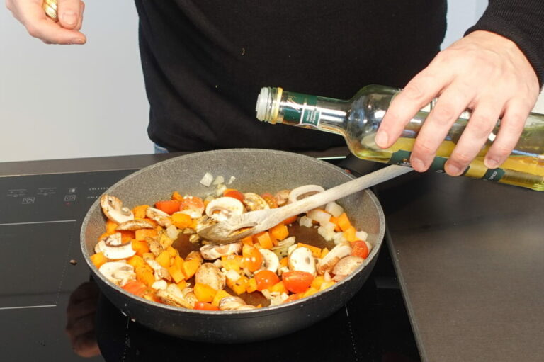 Gemüse-Bolognese, vegetarisch, ohne Hackfleisch, Tomaten, Balsamico-Essig, ablöschen, Linsen