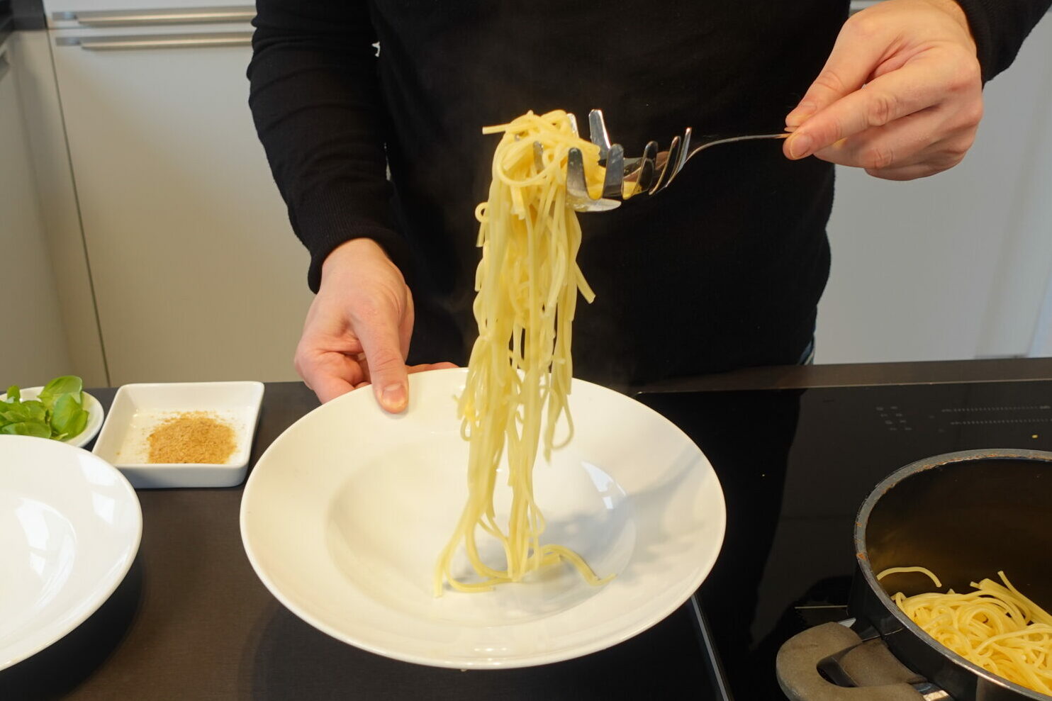 Gemüse-Bolognese, vegetarisch, vegan, gesund, anrichten, Basilikum, Hefeflocken,Nudeln,Teller,Spagetti,füllen