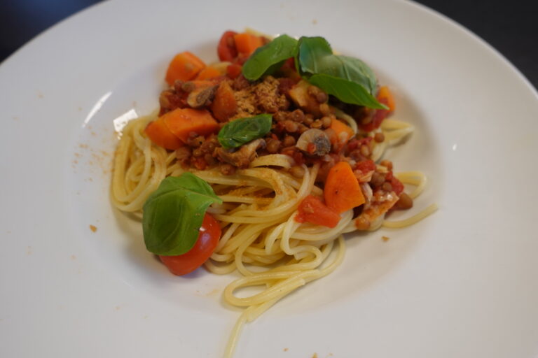 Gemüse-Bolognese, vegetarisch, vegan, gesund, anrichten, weißer Teller, Spaghetti, Basilikum, Hefeflocken