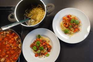 Gemüse-Bolognese, vegetarisch, ohne Hackfleisch, fertig,gesund,einfach,lecker,Töpfe, Teller