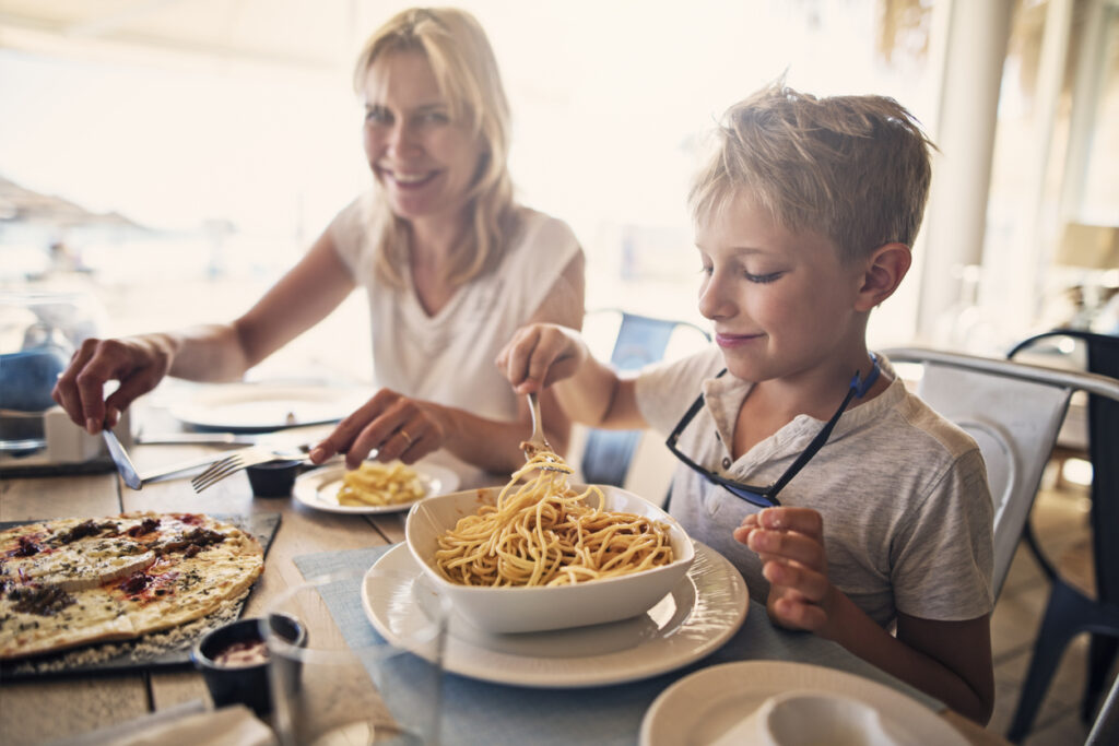 Mutter,Sohn,Kind, essen,Tisch,Spagetti,Nudeln,Freud,Geschmack,bolgonese, gesund,gut,lecker