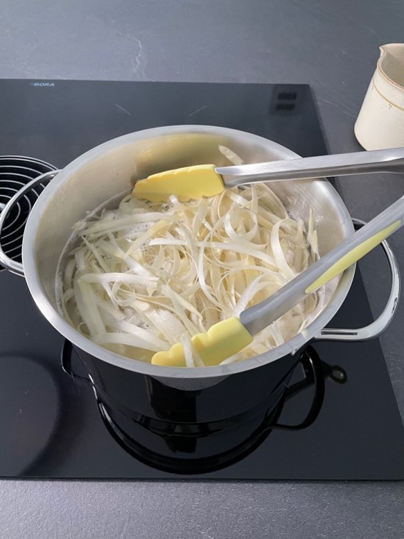 Spargel,Schalen,Enden,kochen,Topf,Brühe für Spargel,Spargelsuppe