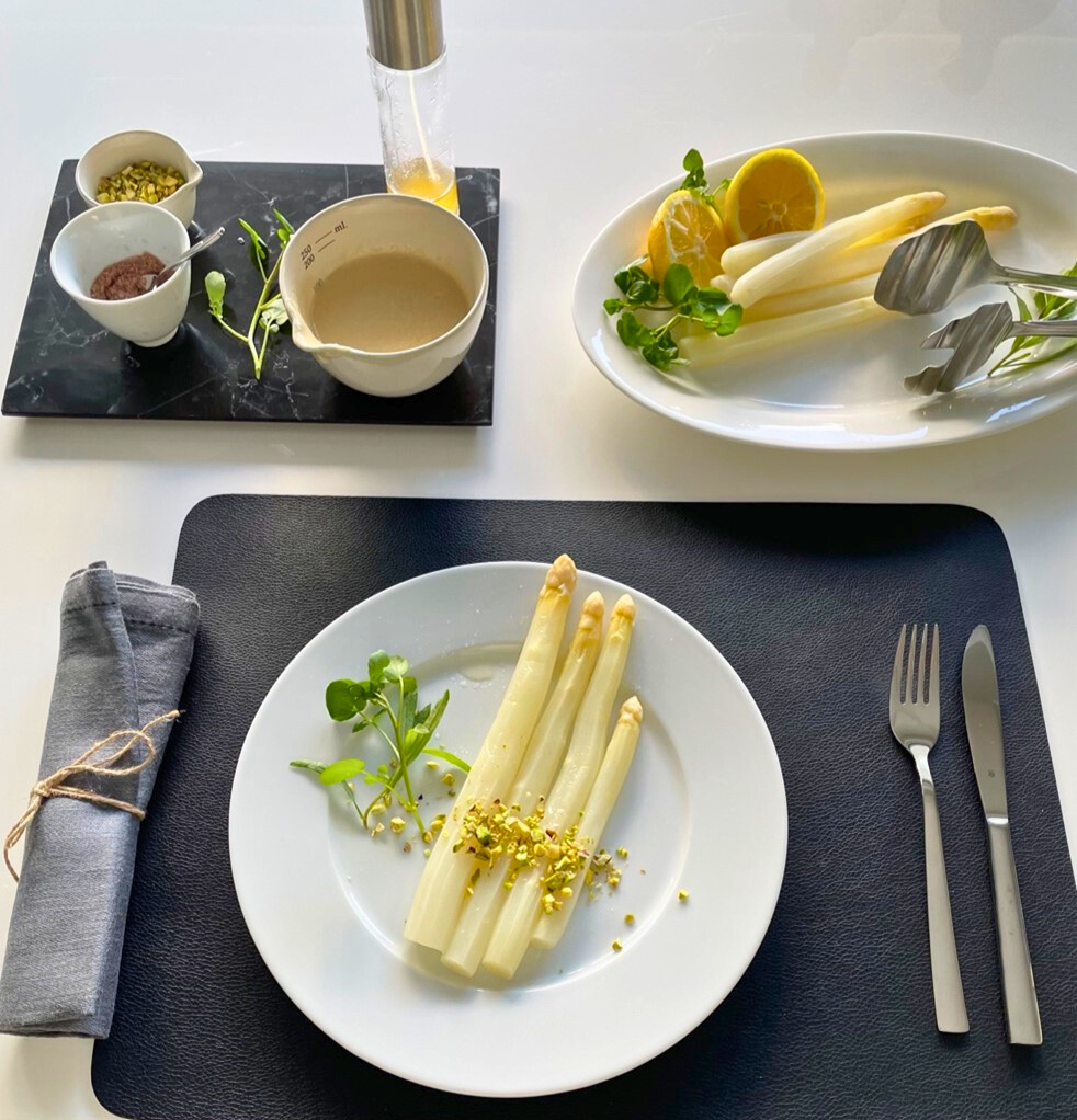 Spargel,vegan,Hollandaise ,Sauce,Tisch,Teller,nett,leckeer,Frühling