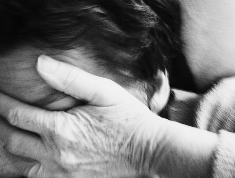 schwarz weiß, Hand vors Gesicht,Herausforderung, Emotionen, Hilfe,schwer,Essen, ungesund