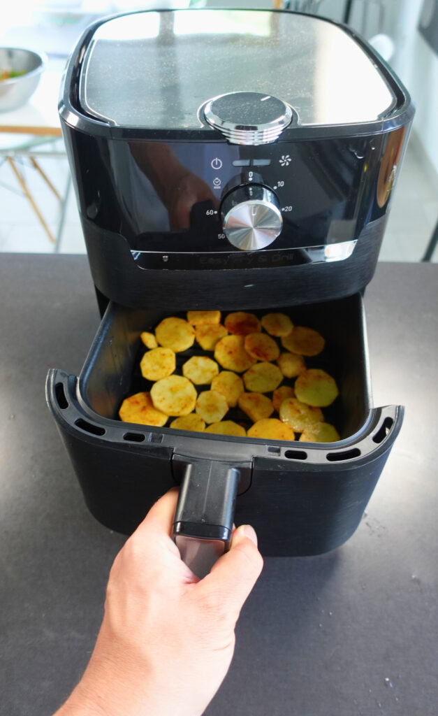 chips,gesund,lecker,heißluftfritteuse, Hand, zubereiten,schwarz