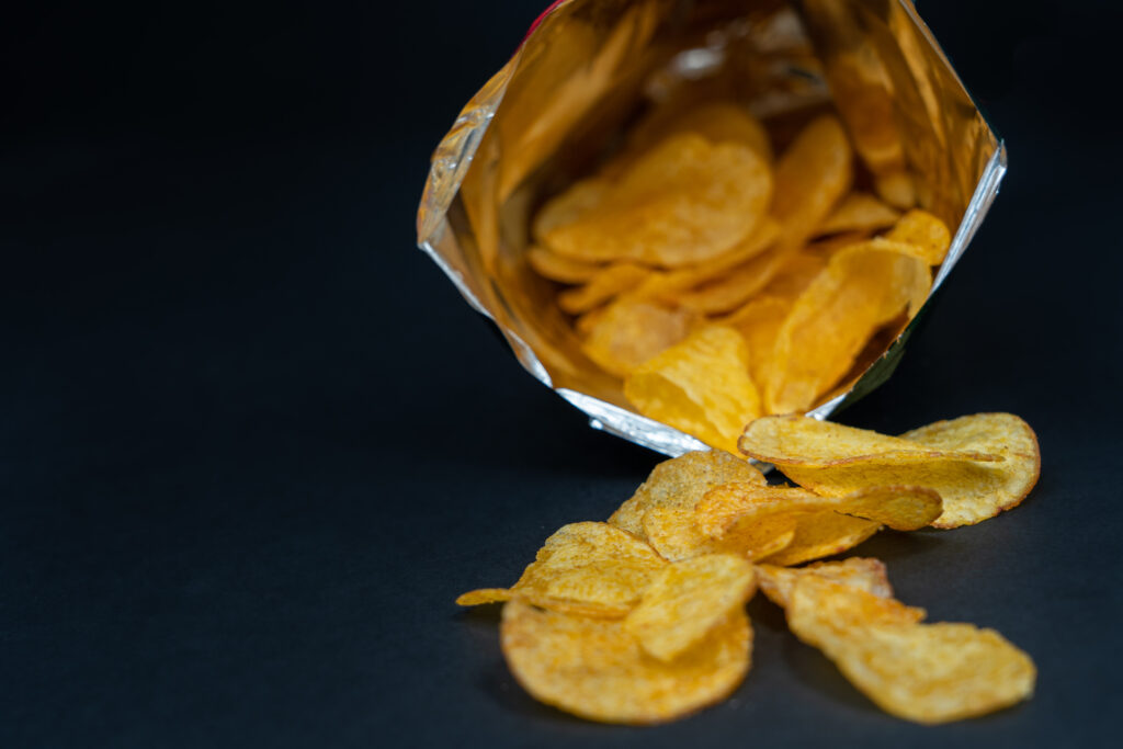 Tüte Chips,schwarzer Hintergrund,kalorienreich,ungesund,essen,Diabetes,Abnehmen,GGewicht