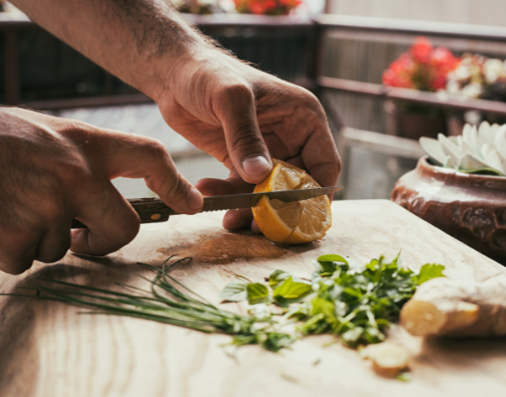 kochen,mann,Hand,kräuter,Schneidbrett,gesund,Prädiabetes,Essen,Ernährungsplan,Ernährung,Speisen